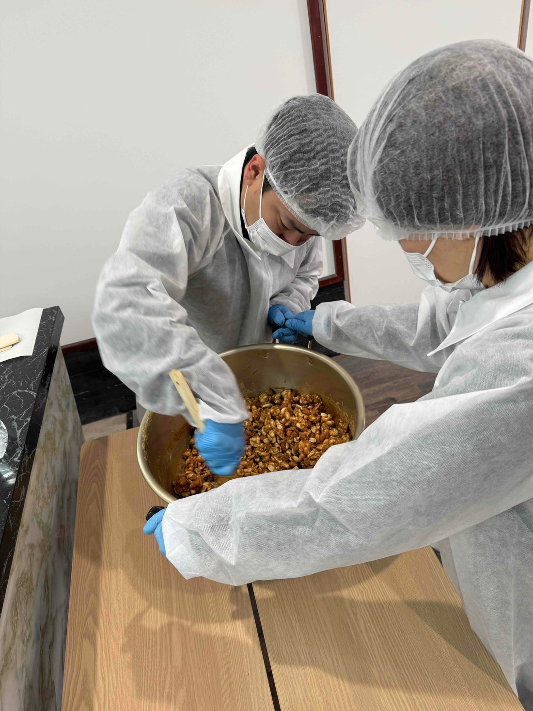喜界島を感じる薫るおつまみ「燻製ミックスナッツシリーズ」は一袋一袋手作りで作っています。